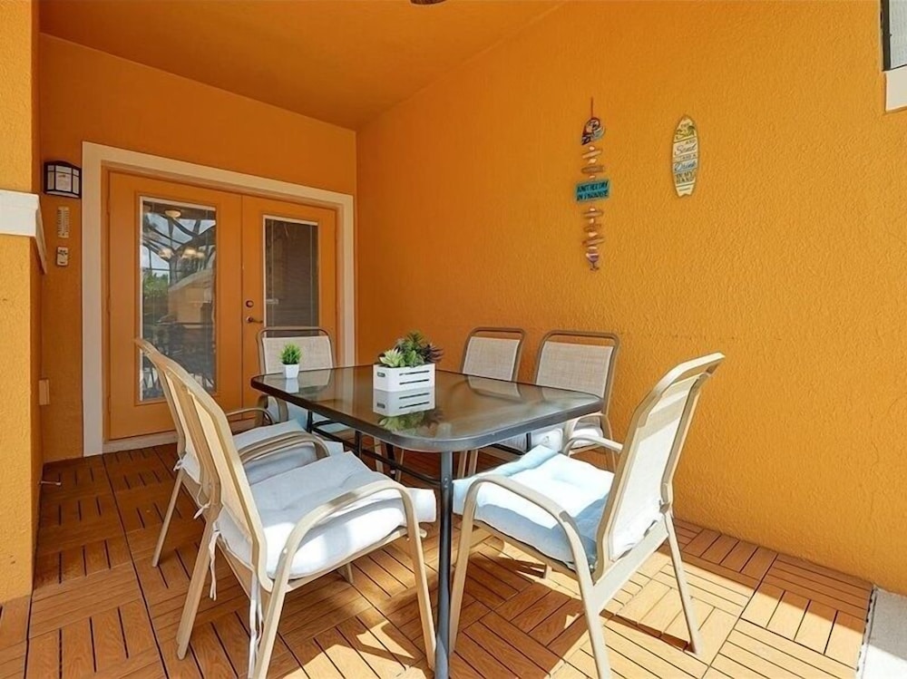 Adorable Townhome Remodeled With Comfort And Relaxation In Mind! Splash Pool! 4 Bedroom Townhouse