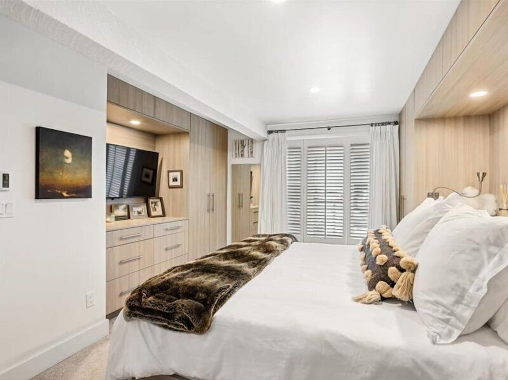 Chateau Eau Claire & Roaring Fork by Frias Properties