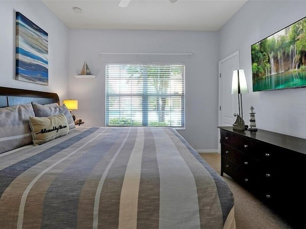 Adorable Townhome Remodeled With Comfort And Relaxation In Mind! Splash Pool! 4 Bedroom Townhouse