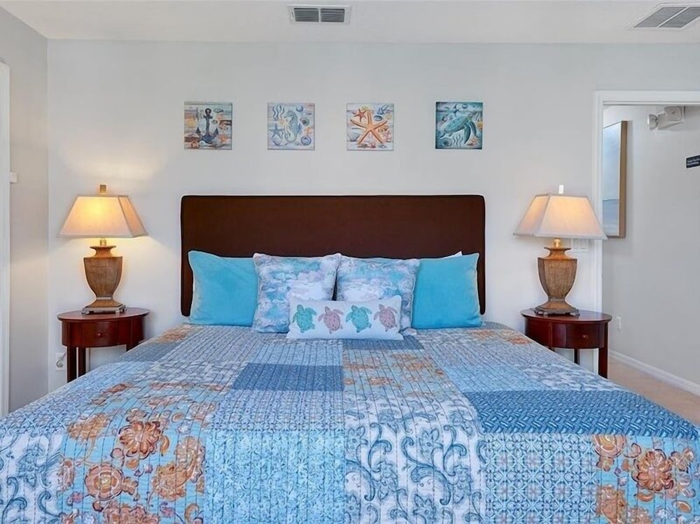 Adorable Townhome Remodeled With Comfort And Relaxation In Mind! Splash Pool! 4 Bedroom Townhouse