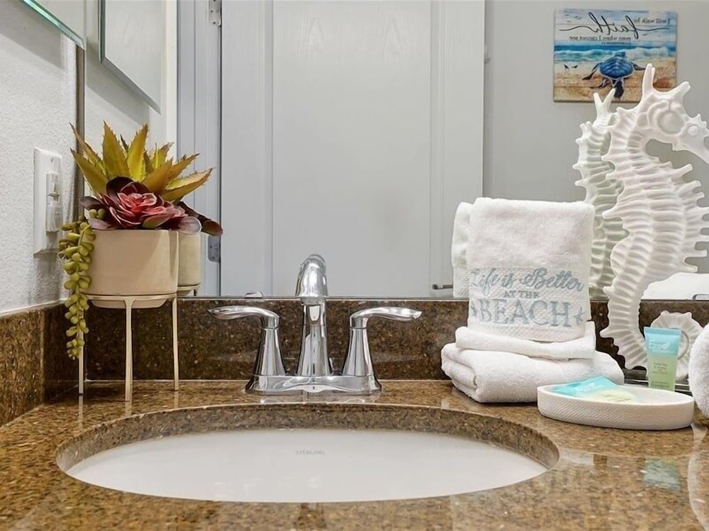Adorable Townhome Remodeled With Comfort And Relaxation In Mind! Splash Pool! 4 Bedroom Townhouse