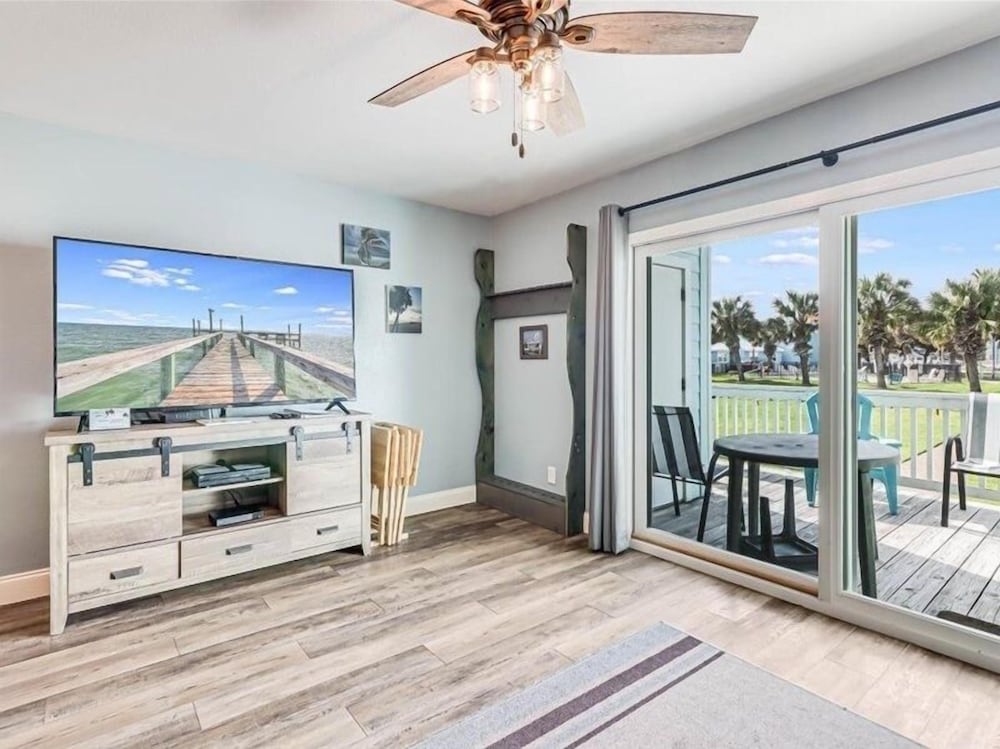 Sunset Breeze 3 Bedroom Condo by RedAwning view 3