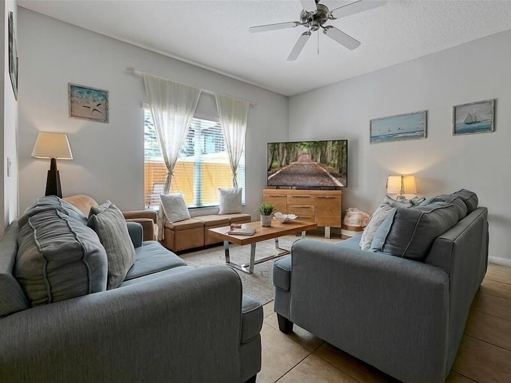 Adorable Townhome Remodeled With Comfort And Relaxation In Mind! Splash Pool! 4 Bedroom Townhouse