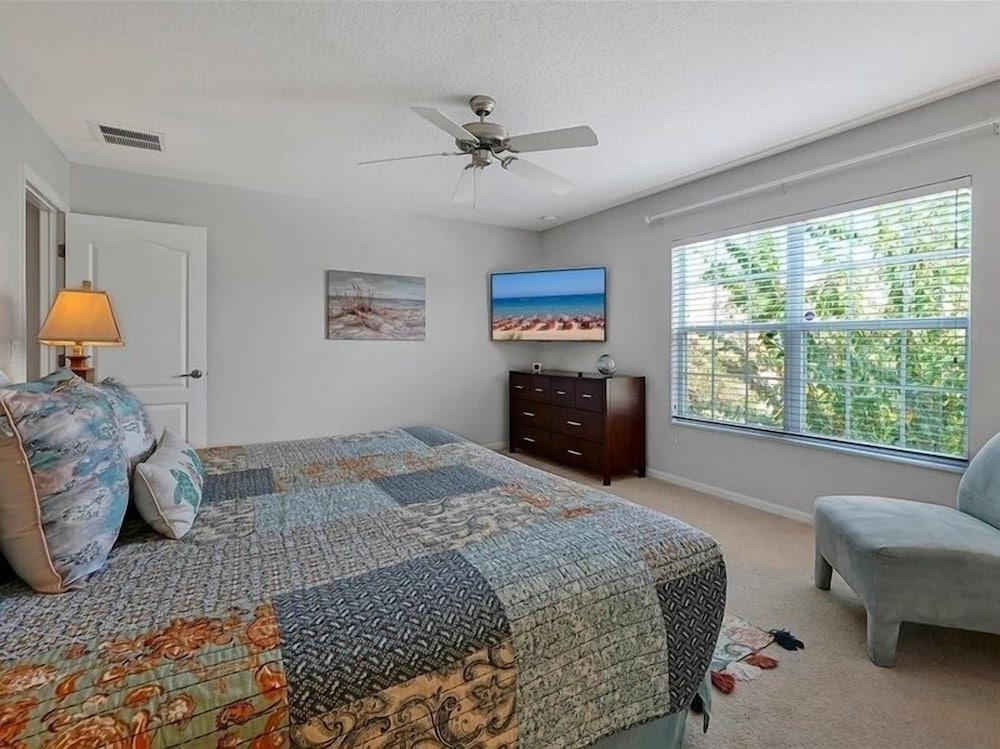Adorable Townhome Remodeled With Comfort And Relaxation In Mind! Splash Pool! 4 Bedroom Townhouse