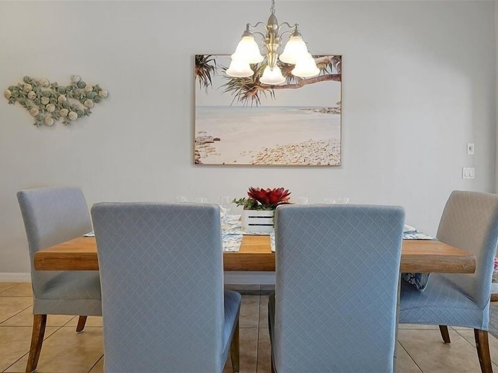Adorable Townhome Remodeled With Comfort And Relaxation In Mind! Splash Pool! 4 Bedroom Townhouse