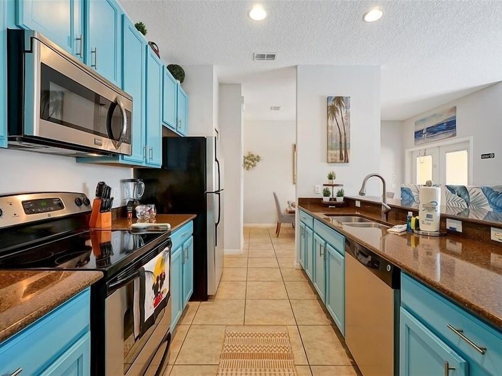 Adorable Townhome Remodeled With Comfort And Relaxation In Mind! Splash Pool! 4 Bedroom Townhouse
