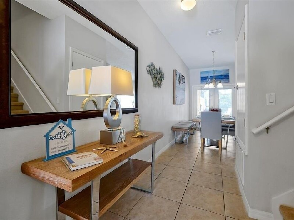 Adorable Townhome Remodeled With Comfort And Relaxation In Mind! Splash Pool! 4 Bedroom Townhouse
