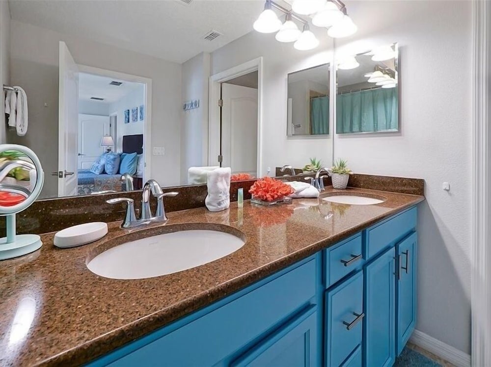 Adorable Townhome Remodeled With Comfort And Relaxation In Mind! Splash Pool! 4 Bedroom Townhouse