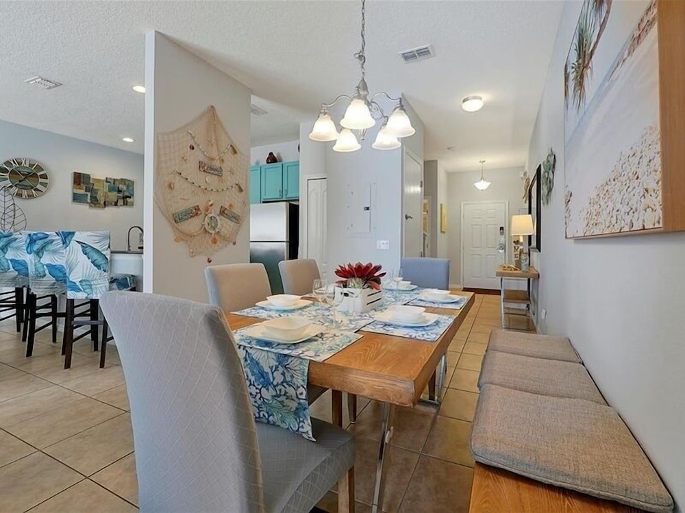 Adorable Townhome Remodeled With Comfort And Relaxation In Mind! Splash Pool! 4 Bedroom Townhouse