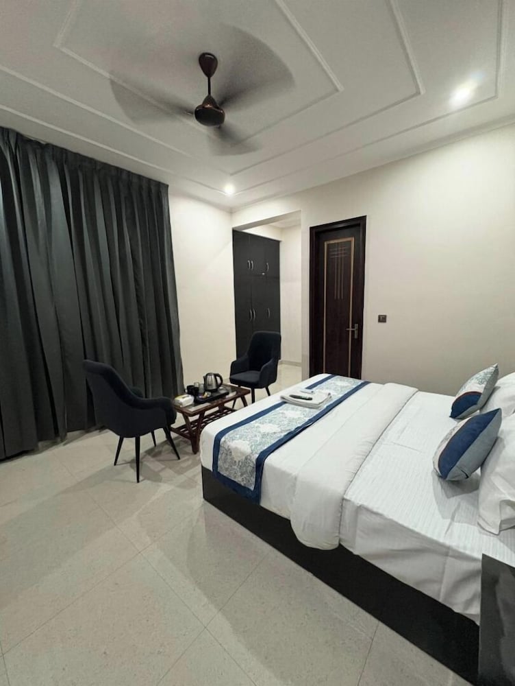 Radiant Blu Hotels Sector 70