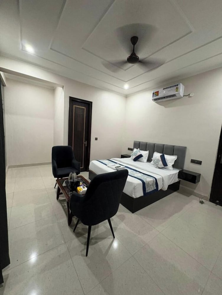 Radiant Blu Hotels Sector 70