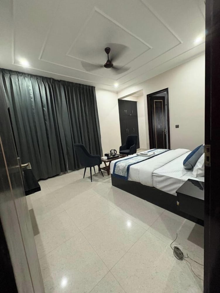 Radiant Blu Hotels Sector 70