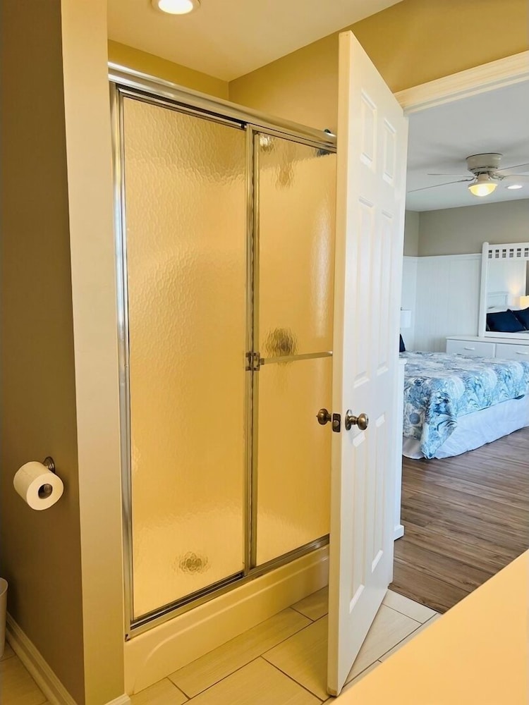 Avalon East- 5 Bedroom Home by RedAwning