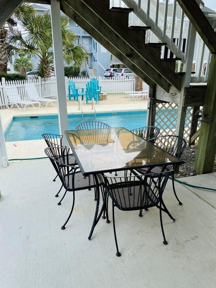 Pierview 5 Bedroom Home by RedAwning