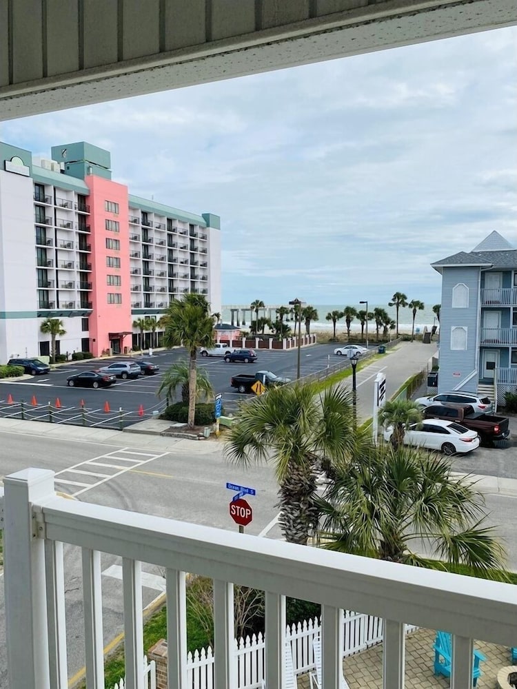 Pierview 5 Bedroom Home by RedAwning