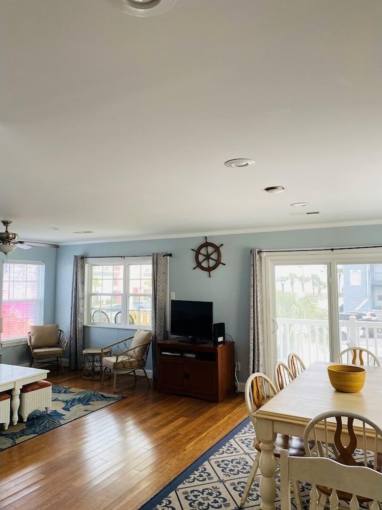 Pierview 5 Bedroom Home by RedAwning