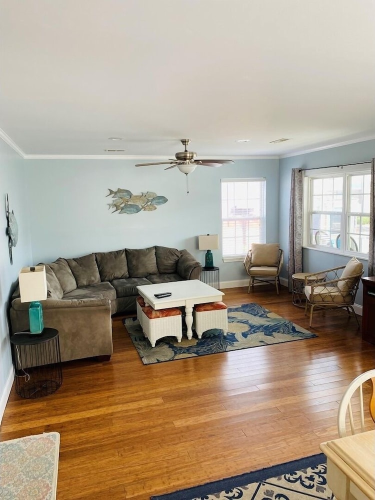 Pierview 5 Bedroom Home by RedAwning