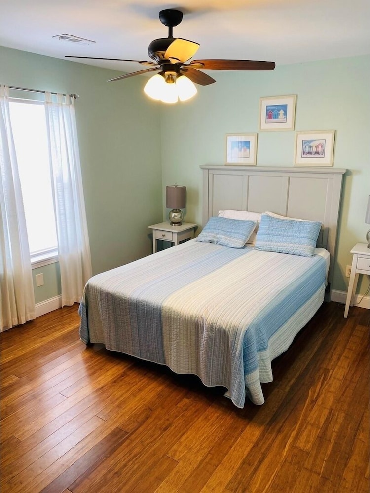 Pierview 5 Bedroom Home by RedAwning