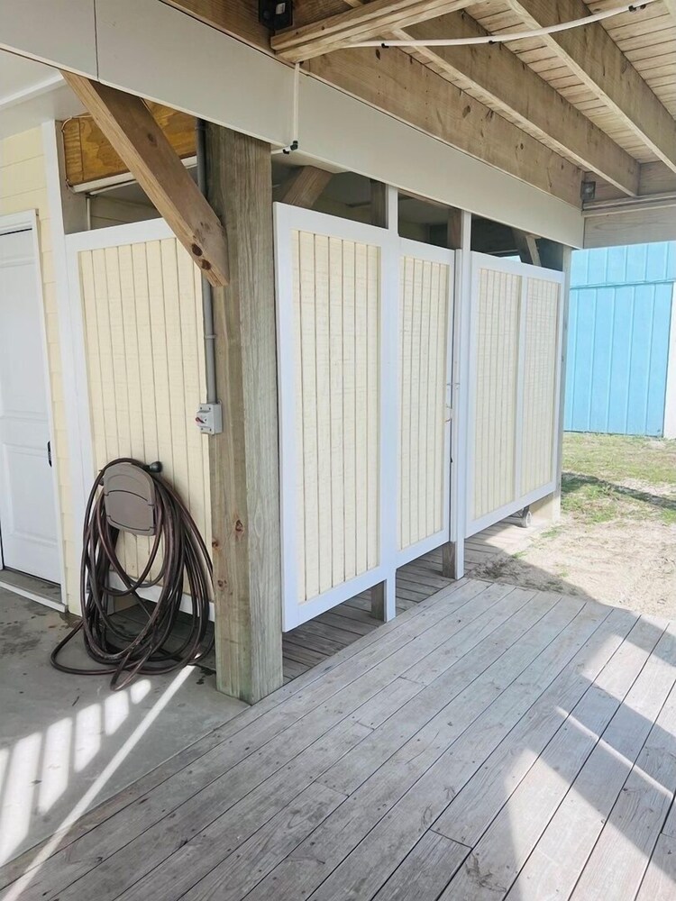 1 Ez Access 4 Bedroom Home by RedAwning