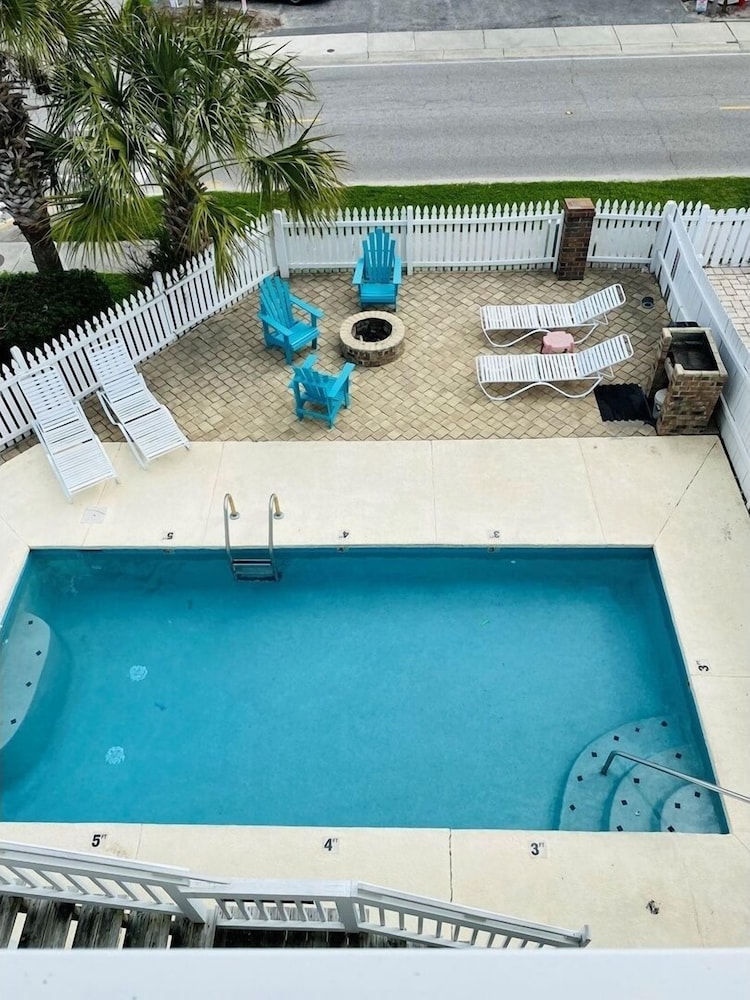 Pierview 5 Bedroom Home by RedAwning