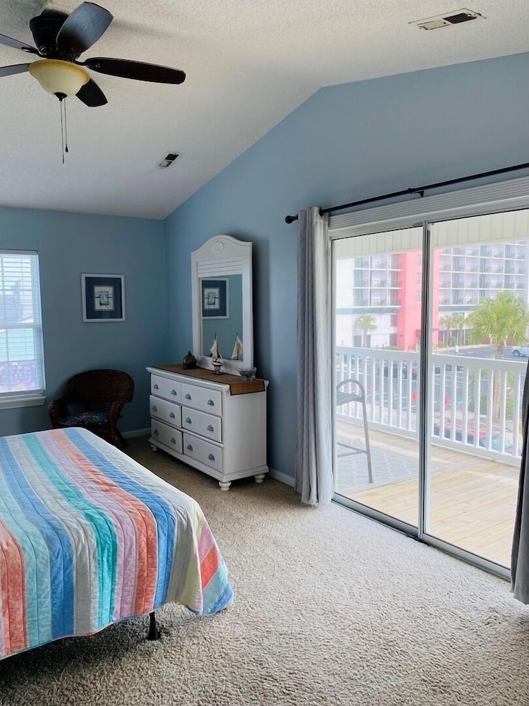 Pierview 5 Bedroom Home by RedAwning