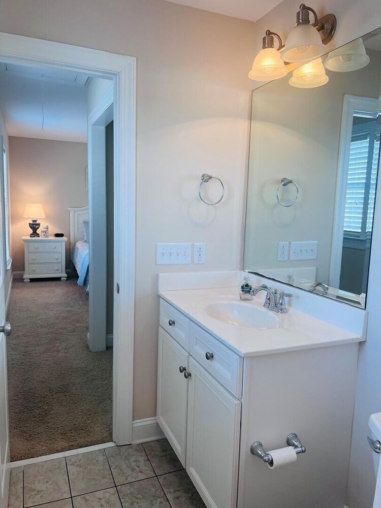 1 Ez Access 4 Bedroom Home by RedAwning