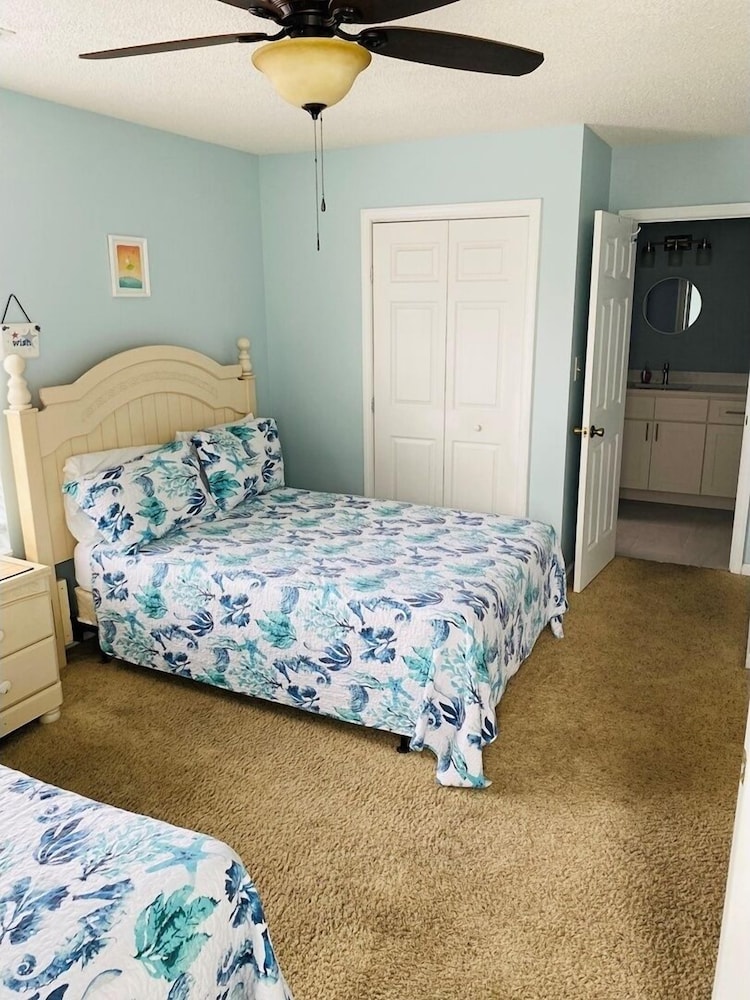 Pierview 5 Bedroom Home by RedAwning