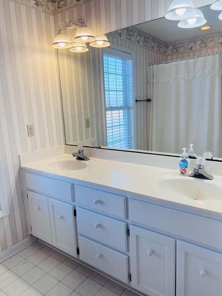 Victoria - 3 Br Home
