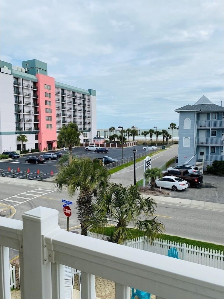 Pierview 5 Bedroom Home by RedAwning