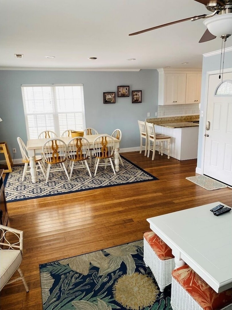 Pierview 5 Bedroom Home by RedAwning