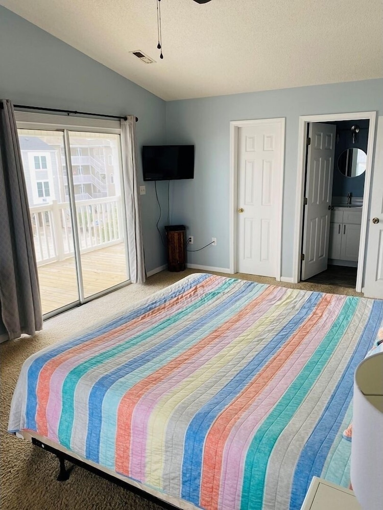 Pierview 5 Bedroom Home by RedAwning