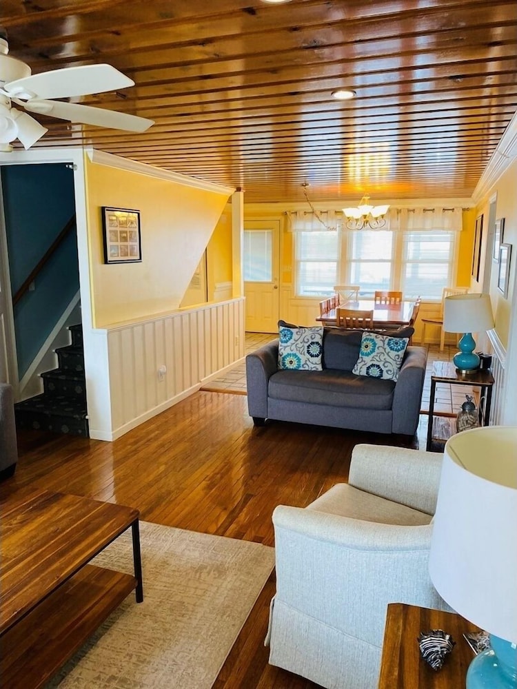 The Ocean House 6 Bedroom Home by RedAwning