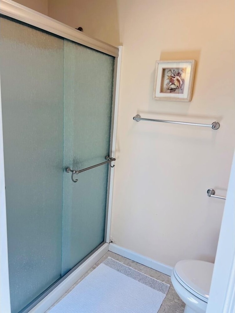 Fore Shore West- 4 Bedroom Home by RedAwning