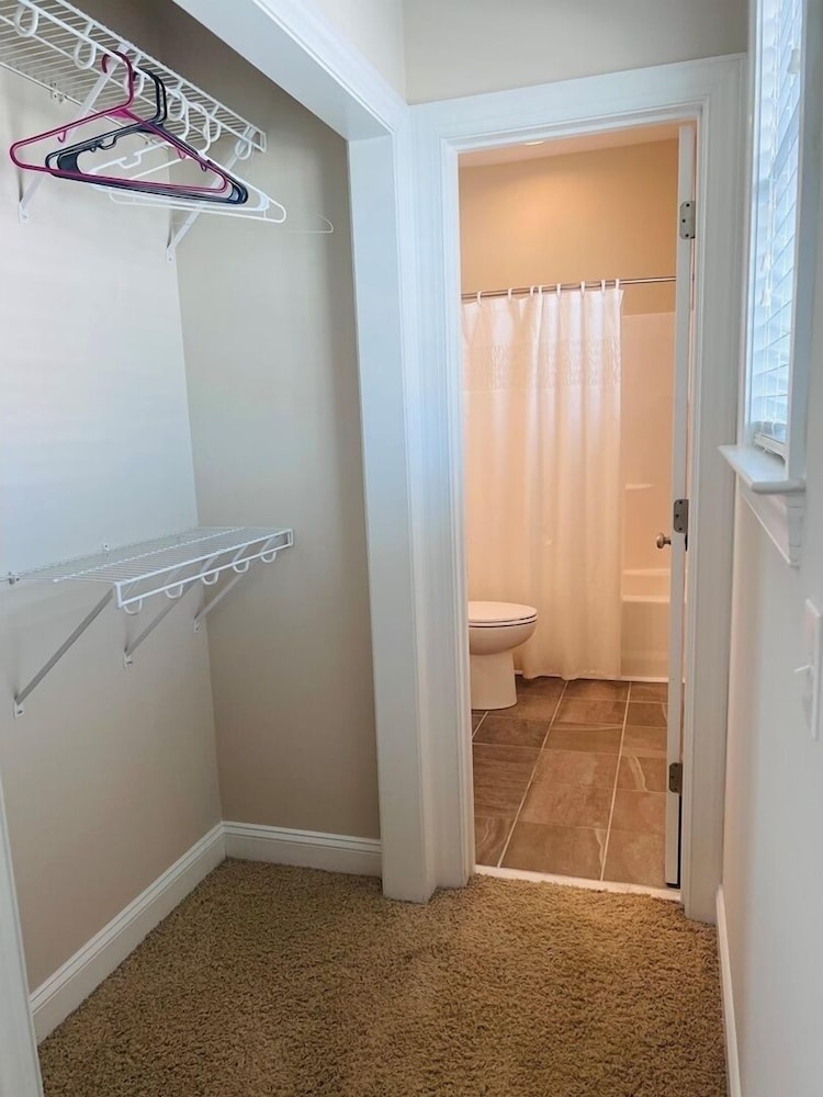 1 Ez Access 4 Bedroom Home by RedAwning