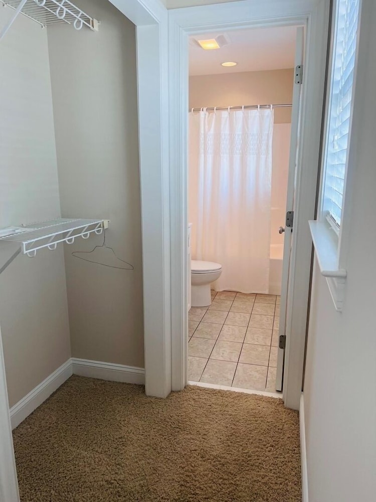 1 Ez Access 4 Bedroom Home by RedAwning