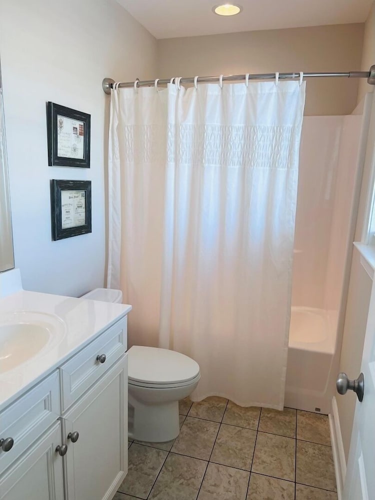 1 Ez Access 4 Bedroom Home by RedAwning