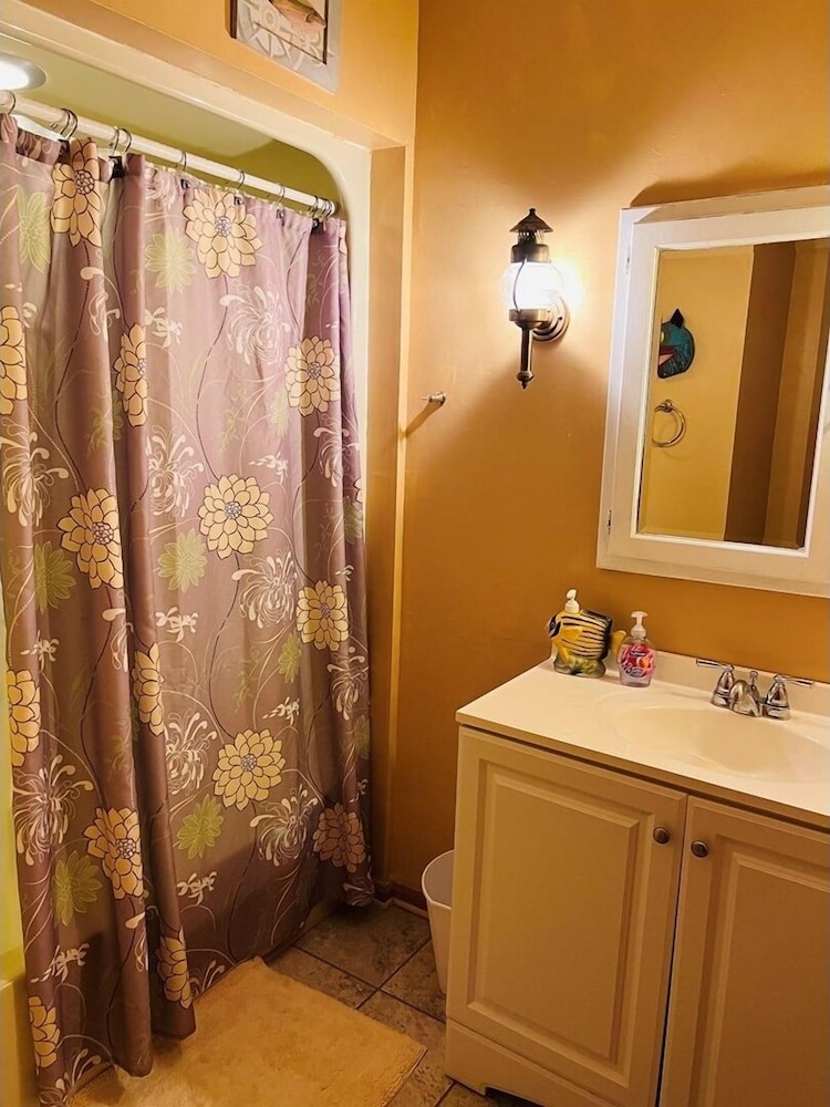 Fore Shore West- 4 Bedroom Home by RedAwning