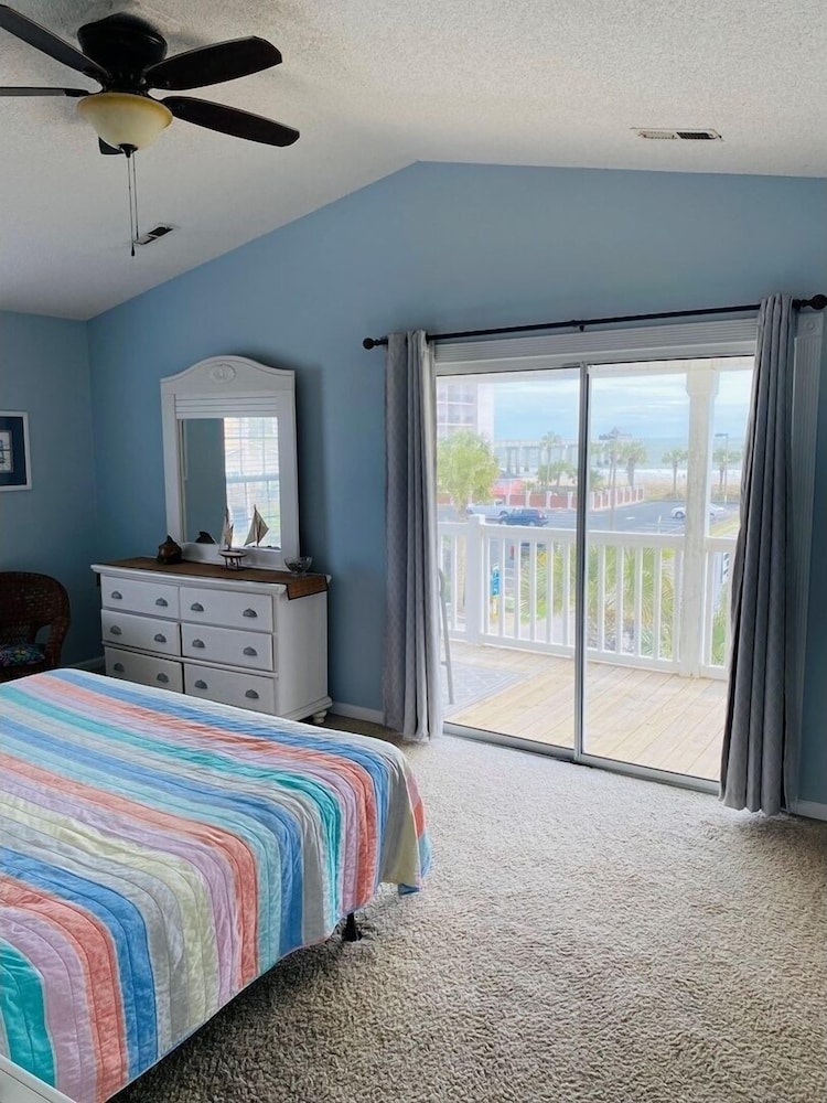 Pierview 5 Bedroom Home by RedAwning