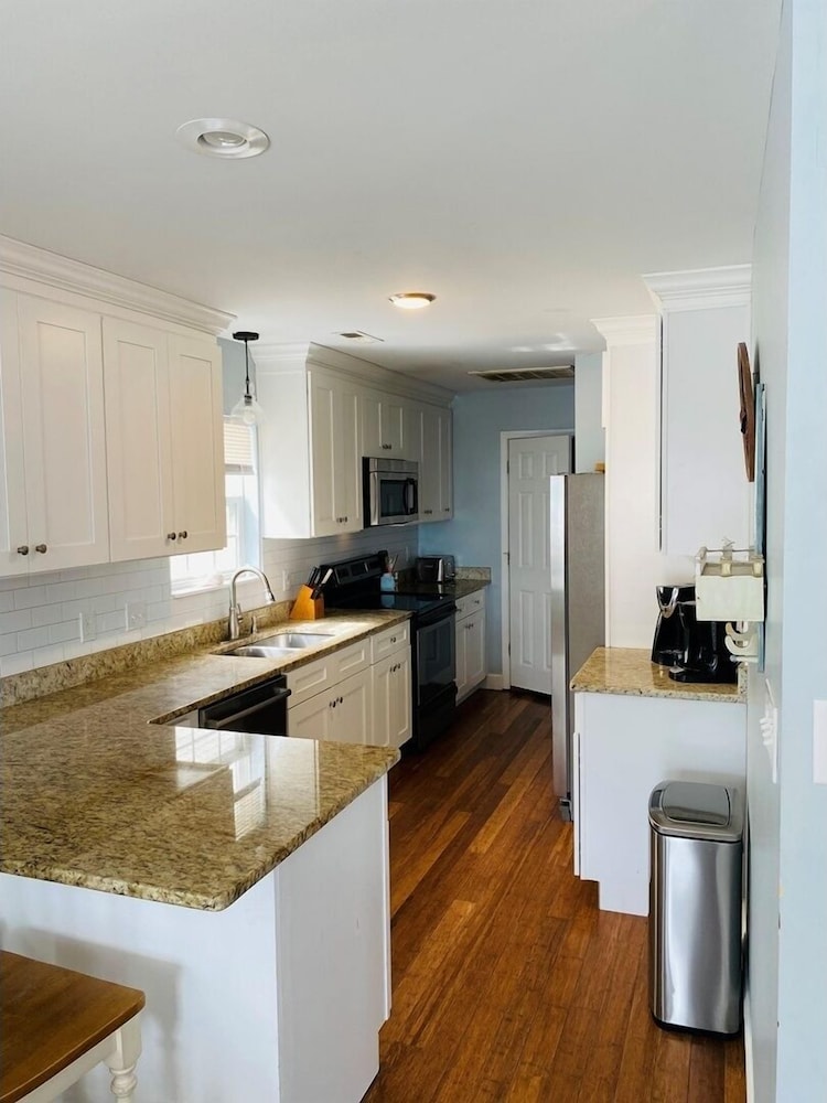 Pierview 5 Bedroom Home by RedAwning