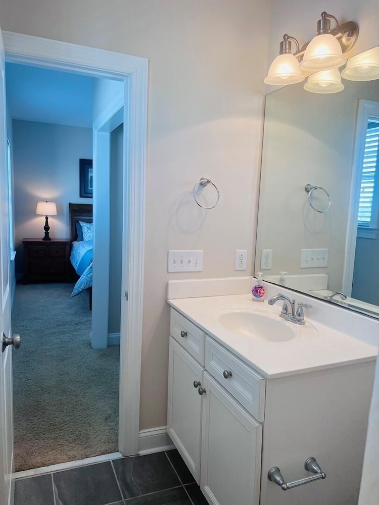 1 Ez Access 4 Bedroom Home by RedAwning