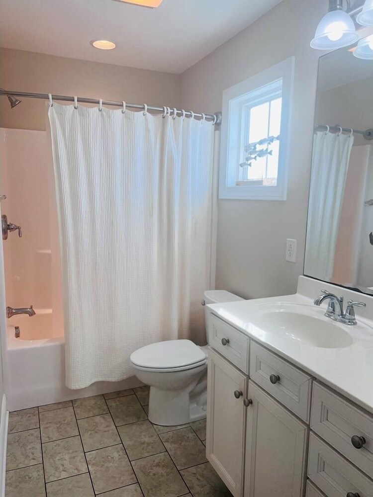 1 Ez Access 4 Bedroom Home by RedAwning