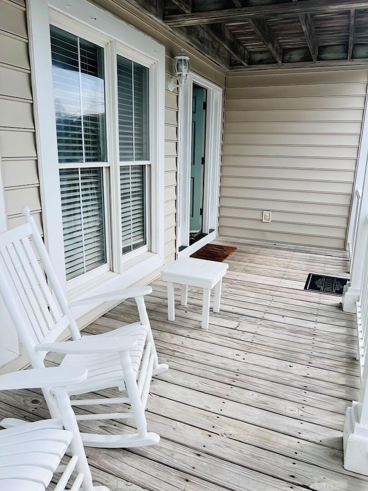 Le Tournesol 4 Bedroom Home by RedAwning - Property Image 9
