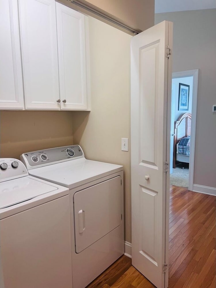 1 Ez Access 4 Bedroom Home by RedAwning