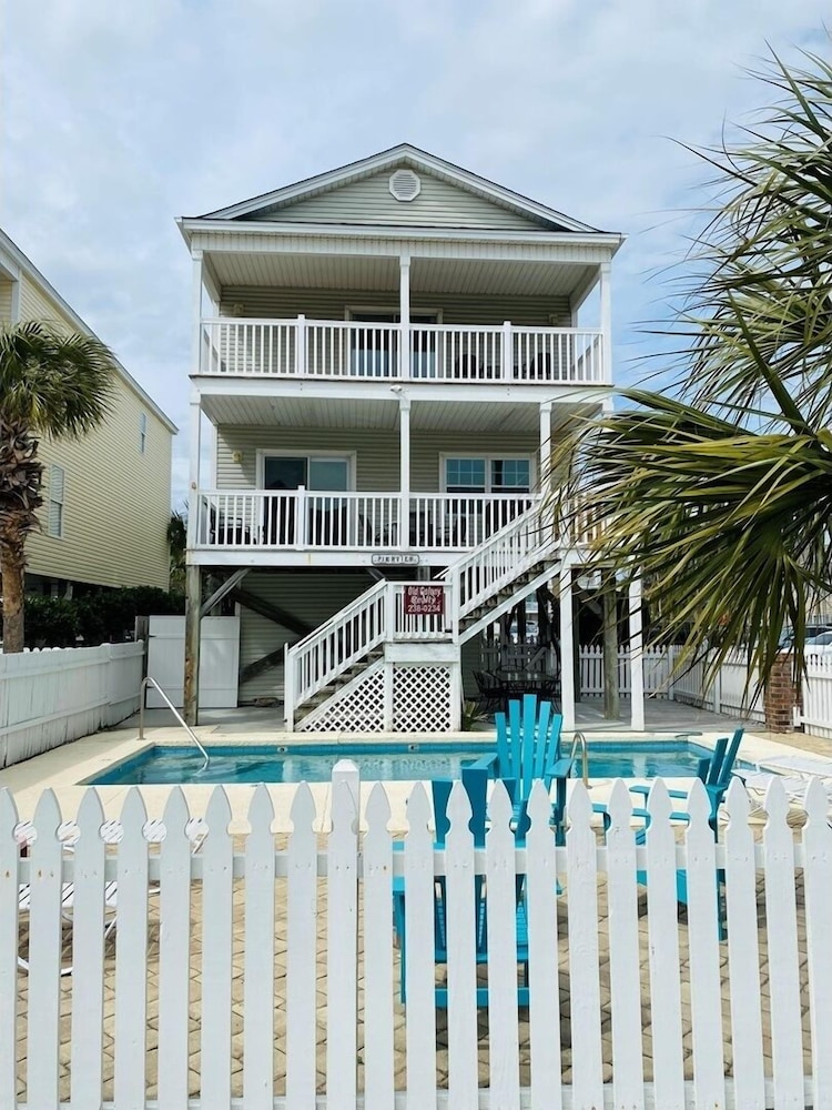 Pierview 5 Bedroom Home by RedAwning