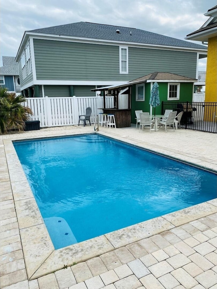 The Ocean House 6 Bedroom Home by RedAwning