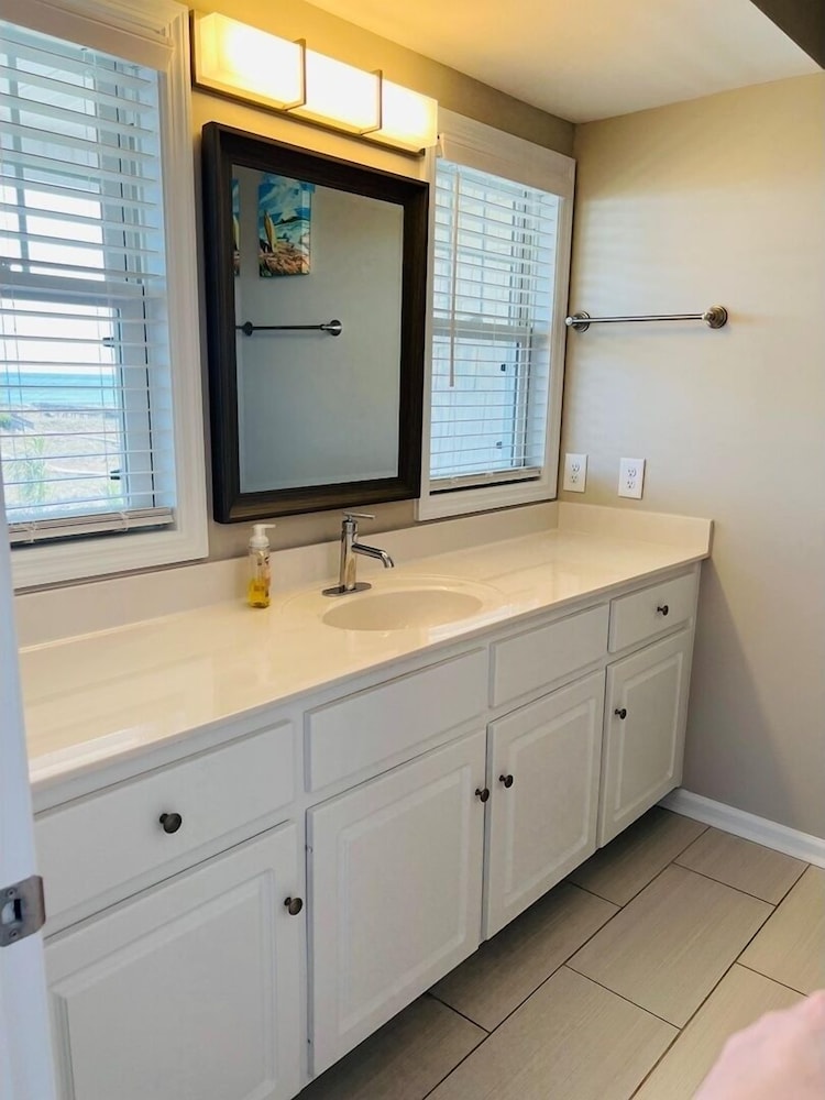 Avalon East- 5 Bedroom Home by RedAwning