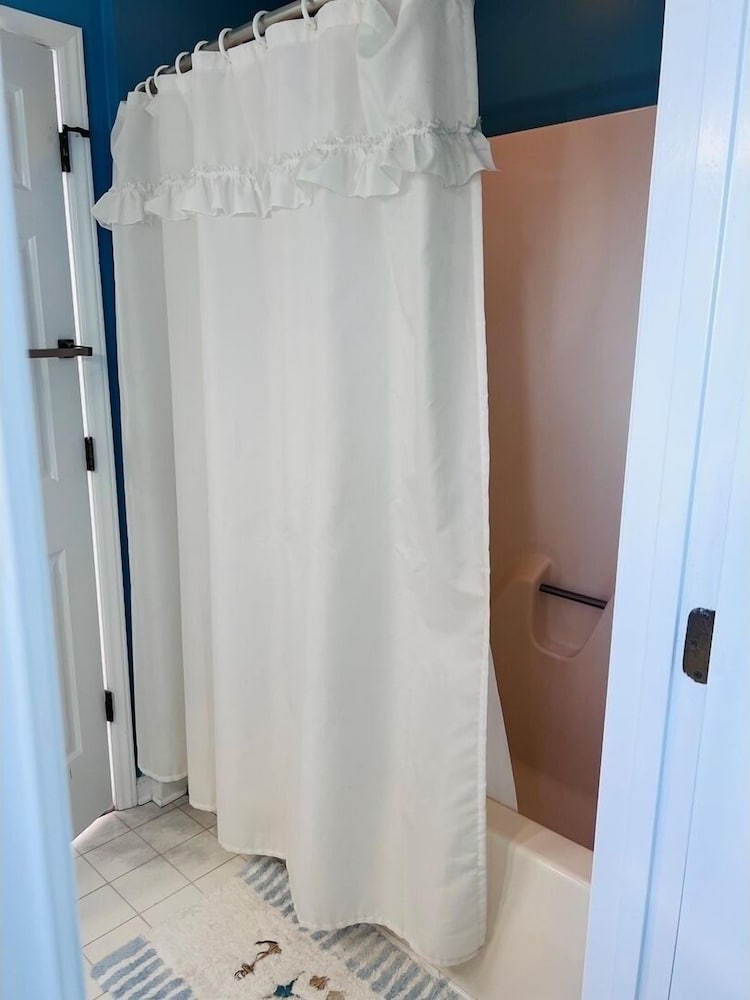 Victoria - 3 Br Home