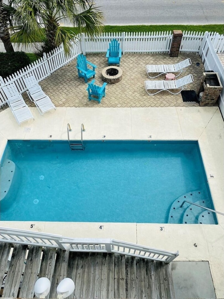 Pierview 5 Bedroom Home by RedAwning