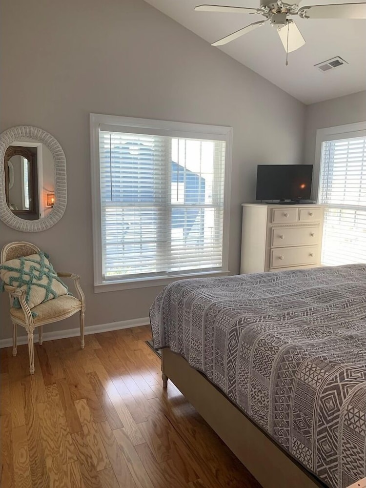Absolute Bliss Private 4 Bedroom Home by RedAwning