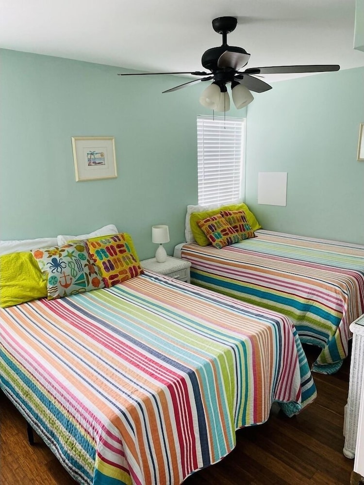 Pierview 5 Bedroom Home by RedAwning